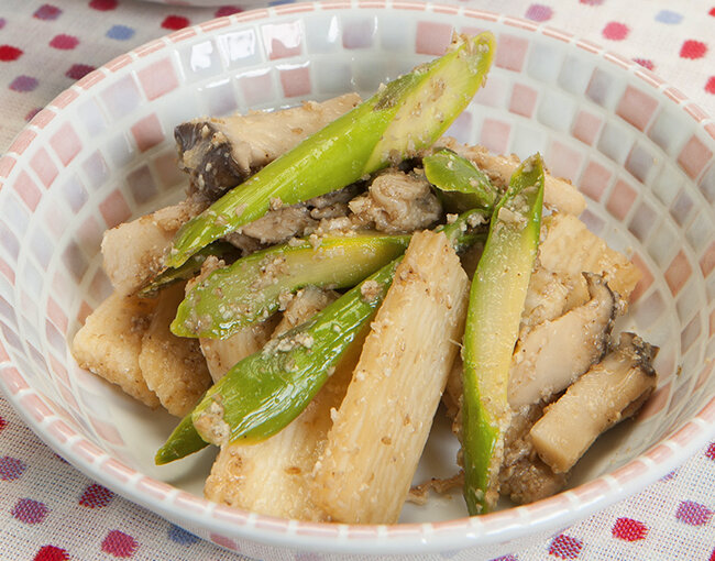 アスパラガスと豚ばら肉のごましょうゆ炒め