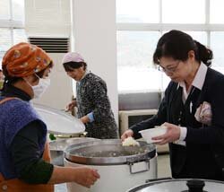 特産「筑北はぜかけ米」食べ比べで会話が弾む