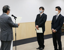 新たな担い手として2人が修了証を受け取る
