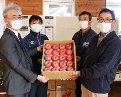 地元産「サンふじ」を鉢盛中学校へ寄贈