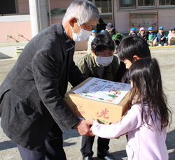 地元産りんごを保育園へ寄贈