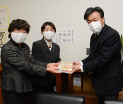 女性部が管内の小学校にかるたを寄贈　かるたでSDGsの学習を