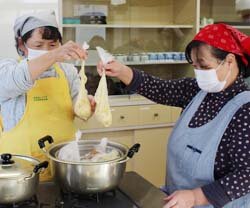 パッククッキングに挑戦！　女性部和田支部が防災食を学ぶ