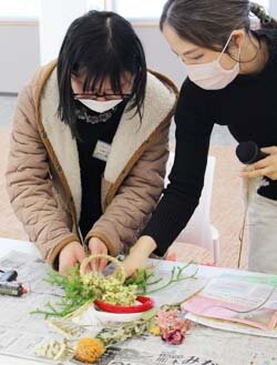 若妻大学でミニ講座を開講　手作りのしめ縄で明るいお正月を