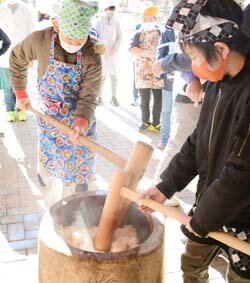 地元の伝統、楽しく学ぶ　元気な掛け声とともに餅つき体験