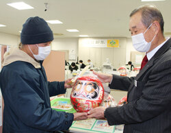 新春恒例福だるま貯金　福だるまに幸せな1年を願う