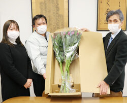 管内の小学校にアルストロメリア2700本を寄贈　花を飾って明るい気持ちで過ごしてね