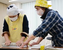 女性部と職員でやしょうま作り　交流会で親睦を深める
