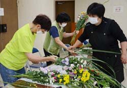 供花講習会を開催　供花も華やかに