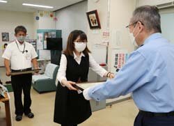 職員の連携で特殊詐欺を未然に防止　警察から感謝状を受け取る