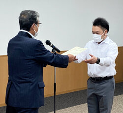 農業後継者支援事業令和3年度上期支援金授与式　親元就農者を支援