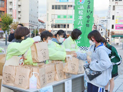 おいしく食べてね　松本駅前で農産物を配布