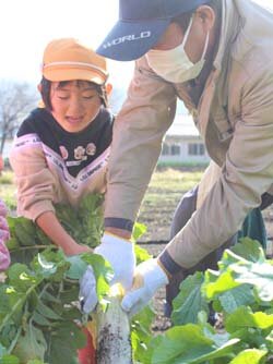 塩尻支所協同活動　大きなダイコンに笑顔