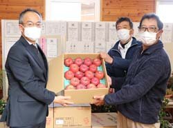 摘果作業に感謝を込めて　生産者から生徒へリンゴのプレゼント