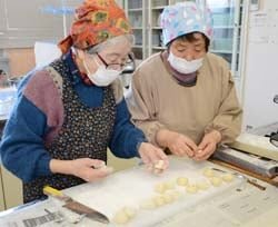 伝承料理を残したい　女性部新村支部が伝承料理に挑戦
