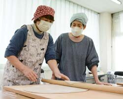 そば打ちに挑戦　香り抜群の出来