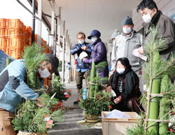 手づくり門松に来年の幸福祈る　門松づくり講習会を開催