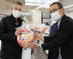 恒例福だるま貯金　幸せな一年に期待