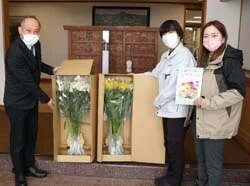 花のあるくらしで心に潤いを　小中学校へアルストロメリアを寄贈