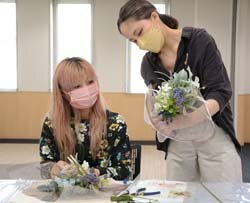 華やかな春の訪れを　フレッシュミズ部会ミニスワッグ作り