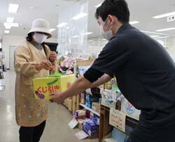 地域にサプライズを　新支所長、新センター長就任記念セール