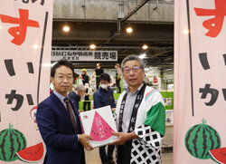 常勤役員がPR　地元市場でトップセールスを実施