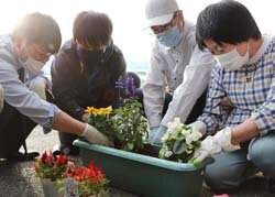 女性部と役職員の親睦深める　寄せ植え通して交流