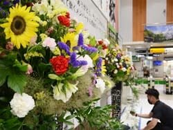花で元気を！　松本駅にフラワーアレンジメント