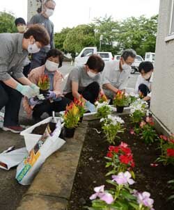 支所協同活動で花壇づくり　交流の第一歩を