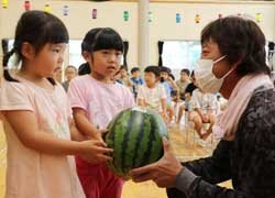 青年部が保育園へスイカを寄贈　旬の味楽しんでね