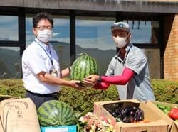 子供たちに食で笑顔に　青年部波田支部農産物提供