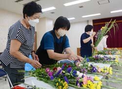 供花講習会を開催　心を込めて制作