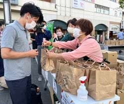 駅前で農産物をPR　地元の野菜を食べてね