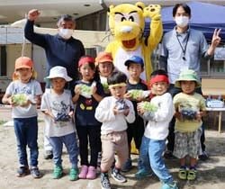 秋の味覚を楽しんでね！　園児に地域の特産品をプレゼント