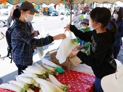子供たちが育てた農産物を模擬販売　神林支所感謝祭