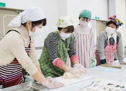 郷土の伝統料理を学ぼう　やしょうま作りで女性部と交流