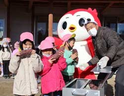 保育園の子供たちに焼きイモを届ける　朝日支所協同活動