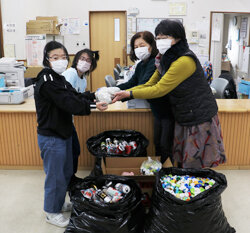 地域に温かい気持ちを届ける　女性部員が福祉施設にアルミ缶などを寄贈