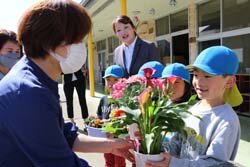 門出を祝福　保育園へ鉢花寄贈