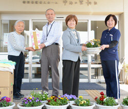 福祉施設に 一足早い春を　波田の女性部から鉢花と清拭布を寄贈