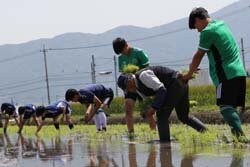 食でチームを応援　松本山雅選手が田植え体験