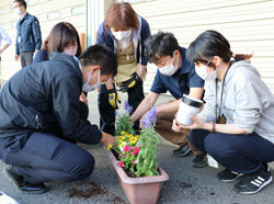 寄せ植えとおして親睦深める　作業を会話のきっかけに