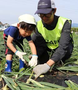 大きな玉ねぎに歓声　収穫まつり楽しむ