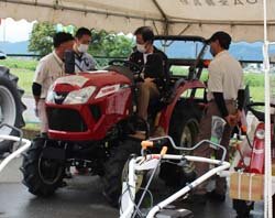 農機・自動車がずらり　大展示商談会盛況