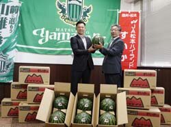 松本山雅にすいかを寄贈　JA松本ハイランドすいかで勝利を手に