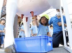 命の尊さと食の大切さを伝える　園児に酪農体験を
