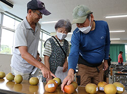 高品質ななしを市場にお届けするために　出荷規格を確認