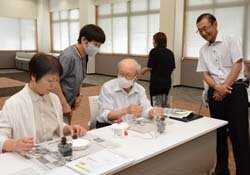 はつらつ大学で松本の歴史学ぶ　炭をつかったプチ工作も