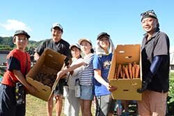 子どもたちと育てた野菜ついに収穫　朝日村「カレー大作戦」へ寄贈