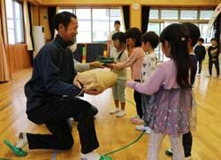 園児に朝採れの新鮮野菜をお届け！　青年部島立支部農産物寄贈